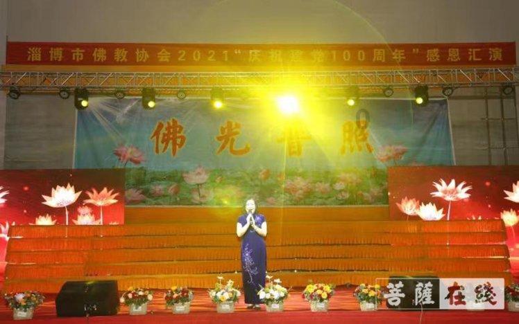 救援聪明的小女生