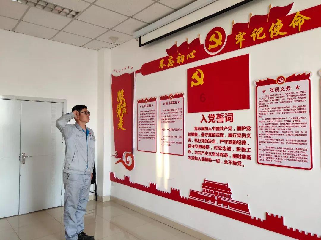 湖人新赛季首发阵容公布，威少为何会沦为替补？游戏画面