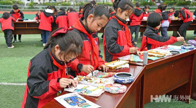 翰墨绘新愿 楹联送万家!大理老年大学送福进万家